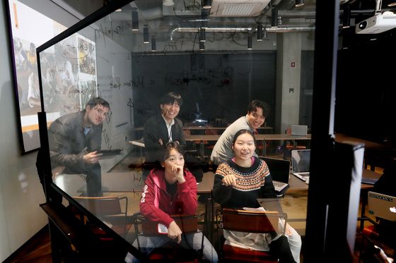 서울 성수동 에누마의 회의실에서 자유롭게 토론하고 있는 미네르바 스쿨의 학생들. 우상조 기자