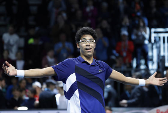 Hyeon Chung, of South Korea, celebrates after winning the ATP Next Gen tennis finals in Milan, Italy, Saturday, Nov. 11, 2017. (AP Photo/Antonio Calanni) <저작권자(c) 연합뉴스, 무단 전재-재배포 금지>