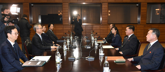 15일 평창 겨울올림픽 계기 북한 예술단 파견을 위해 실무접촉 중인 남북 대표단. [통일부 제공]