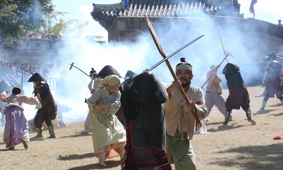 '제21회 동래읍성역사축제'가 한창인 2015년 10월 11일 부산 동래구 동래읍성에서 배우들이 임진왜란 당시 첫 전투지 였던 동래읍성 전투 장면을 재현하고 있다.올해로 21회째를 맞는 동래읍성역사축제는 2014~2015년 문화체육관광부의 '대한민국 유망축제', '대한민국 콘텐츠 대상'으로 선정된 바 있다. [중앙포토]