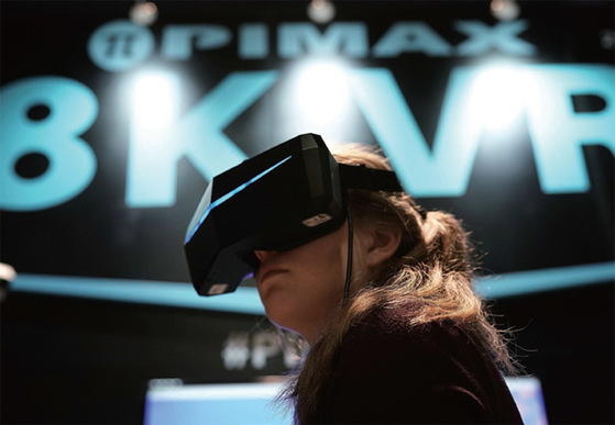  중국의 피맥스(Pimax)가 내놓은 8K 고해상도 VR 제품을 체험하고 있는 한 관람객. 8K는 최대 해상도가 가로·세로 7680×4320으로 4K 제품보다 4배 더 선명하다. / 사진:게티이미지=연합뉴스