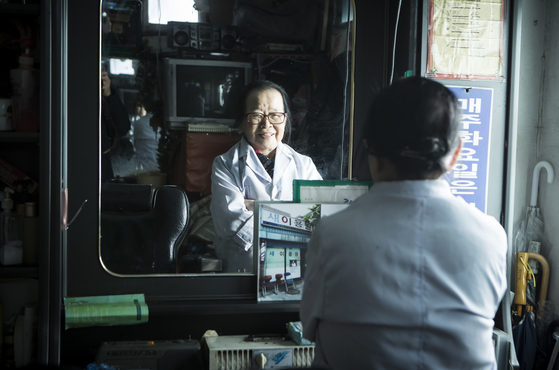 이덕훈 할머니는 살아 있는 ‘가위손’이다. ’일하고 먹고사는 이발소가 내 집이다. 여든넷이 됐지만 언제나 동심“이라고 했다. [권혁재 사진전문기자]