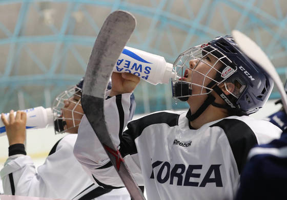 지난해 6월 태릉선수촌에서 열린 훈련 도중 물을 마시고 있는 여자 아이스하키 국가대표 선수들. [중앙포토]
