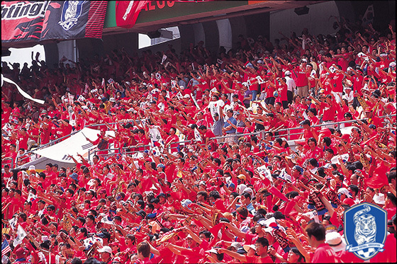 2002년 한일 월드컵 경기 당시 붉은 악마 응원모습. [중앙포토]