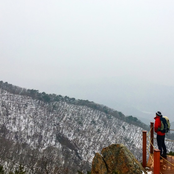 감악산의 등산객. 감악산은 송악산, 화악산, 운악산, 관악산과 함께 경기 5악 중 하나다. 김홍준 기자