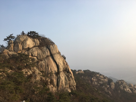 불곡산 임꺽정봉. 근처에서 자란 임꺽정이 자주 올랐다는 불곡산은 바위가 많다. 김홍준 기자