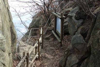 감악산 임꺽정굴. 일명 설인귀굴이라고도 부른다. 김홍준 기자