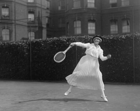 1910년대 테니스 패션을 보여주는 사진. 셔츠에 긴 길이의 주름치마를 입었다. [사진 핀터레스트]
