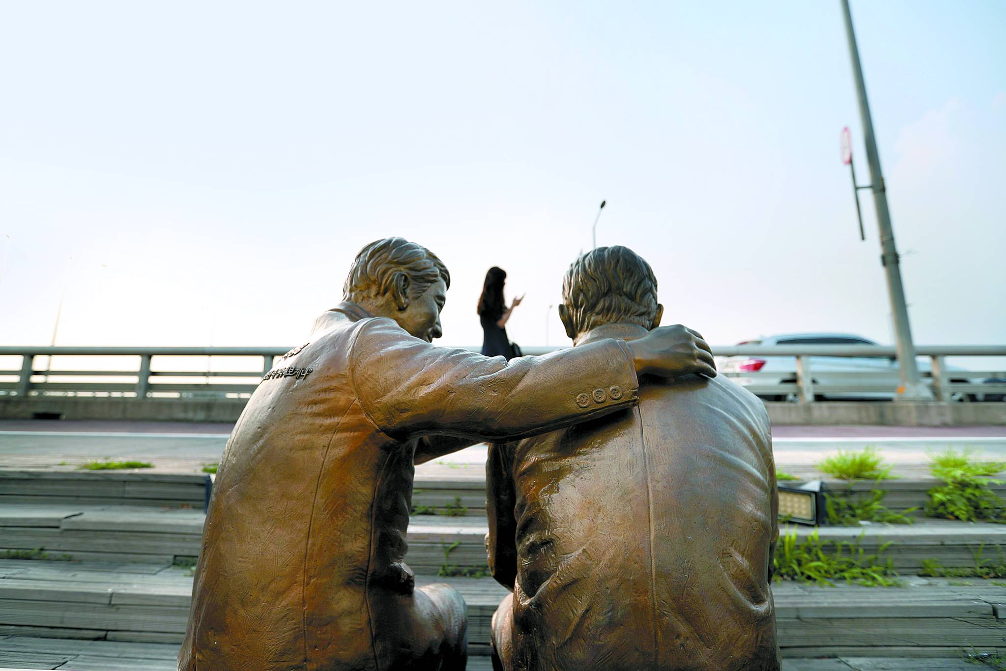 서울 마포대교에 세워진 자살 예방 동상. 자살을 고민하는 사람을 위로하는 모습이다. [중앙포토]