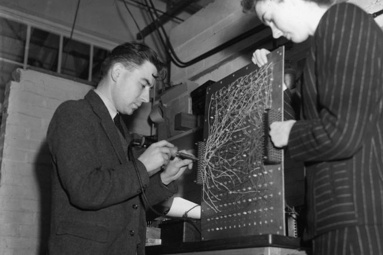 앨런 튜링의 주도로 1943년 독일군 암호 해독을 위해 만들어진 연산 컴퓨터 '콜로서스'. 미국의 '에니악'보다 2년 먼저 개발됐으나 영국이 1970년대까지 관련 사실을 기밀로 하는 바람에 '세계 최초 컴퓨터'란 영광은 에니악에 돌아갔다. [중앙포토]