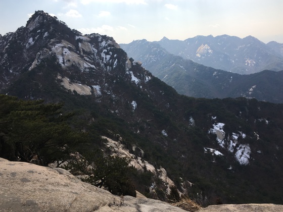 북한산 의상봉에서 바라본 용출봉. 의상능선은 불교 용어의 연속이다. 김홍준 기자