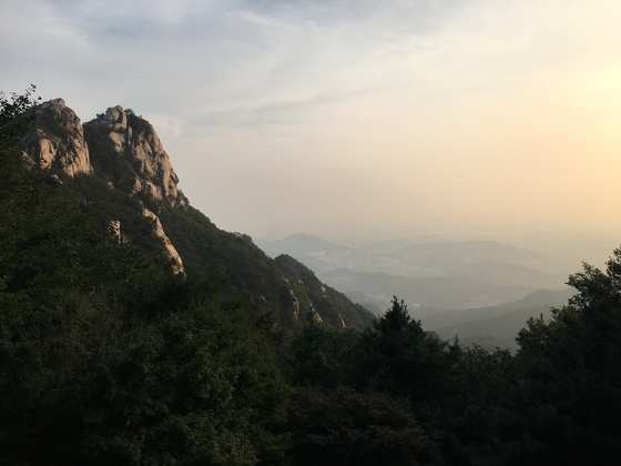 북한산 보현봉. 대남문을 사이에 두고 문수봉과 마주보고 있다. 김홍준 기자