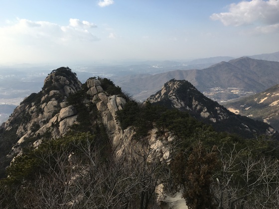 북한산 의상능선의 증취봉에서 바라본 용혈봉, 용출봉, 의상봉. 김홍준 기자