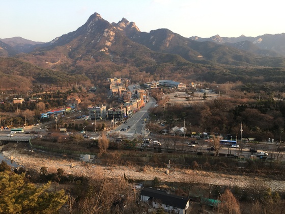 북한산 의상봉. 뒤로 용출봉과 용혈봉이 이어진다. 김홍준 기자