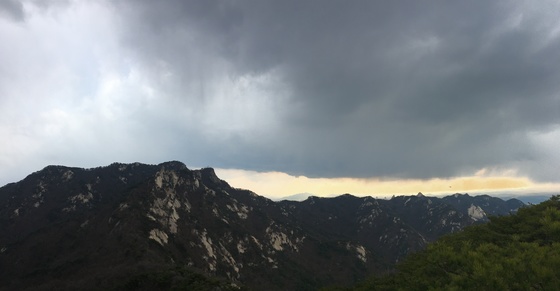 북한산 의상봉에서 바라본 용출봉. 오른쪽 비봉능선에 사모바위, 비봉이 보인다. 김홍준 기자