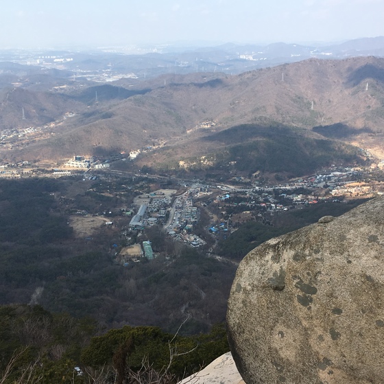 북한산 의상봉에서 바라본 서울 은평구 진관동 북한산성 입구. 김홍준 기자.