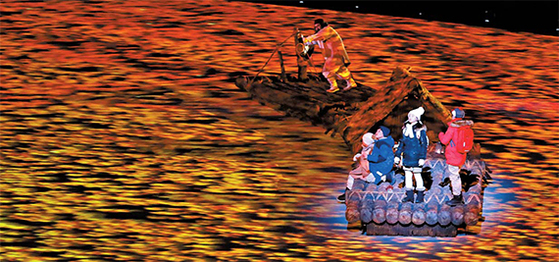 2018 평창겨울올림픽 개회식의 백미 중 하나로 꼽힌 메밀꽃밭 장면. 공연의 주인공인 강원도 다섯 아이를 태운 뗏목이 디지털 메밀꽃밭 위로 유유히 흘러간다. 프로젝션 맵핑 기술을 활용해 연출했다. [뉴시스]