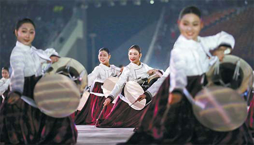 장구춤을 추는 출연자들. 김백봉류 장구춤의 자유로움과 에너지를 통해 태극의 4괘를 표현했다. [연합뉴스]