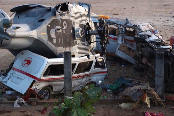  강진 피해지역 시찰에 나선 멕시코 내무장관 등이 탑승한 헬리콥터가 16일(현지시간) 피노테파 나시오날 지역에서 추락해 13명이 숨졌다. 추락한 헬기가 자동차를 덮쳐 크게 부서졌다. [EPA=연합뉴스}