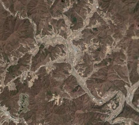 위성에서 찍은 강원도 평창 일대의 고랭지 채소밭의 모습. 능선을 따라 산림을 훼손하고 있다. [중앙포토] 