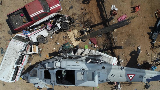 강진 피해지역 시찰에 나선 멕시코 내무장관 등이 탑승한 헬리콥터가 16일(현지시간) 피노테파 나시오날 지역에서 추락해 13명이 숨졌다. 헬기와 자동차등이 처참한 모습으로 부서졌다. [AFP=연합뉴스}