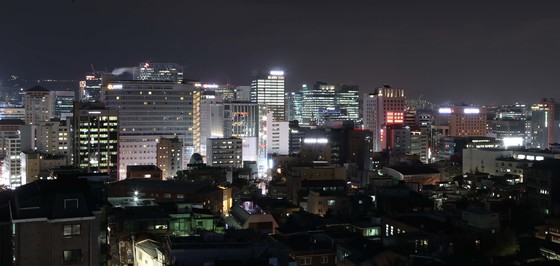 남산에서 바라본 서울 퇴계로 호텔 거리 야경. ‘한 집 걸러 한 집이 호텔’이라는 말이 생겨날 정도로 겉으로 보기엔 불야성을 이루지만 정작 호텔을 찾는 외국인 여행객은 지난해보다 23% 줄었다. [변선구 기자]