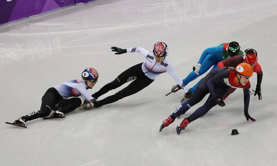 쇼트트랙 여자 1000ｍ 결승에서 넘어지고 있는 심석희(오른쪽)와 최민정. [연합뉴스]