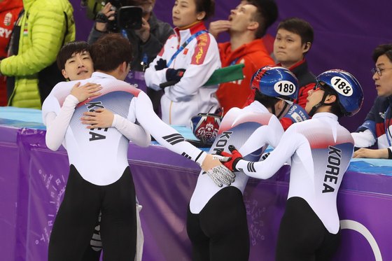 한국 남자 쇼트트랙 대표팀(서이라, 김도겸, 임효준, 곽윤기)이 22일 오후 강원도 강릉 아이스아레나에서 열린 2018 평창올림픽 쇼트트랙 스피드 스케이팅 남자 5000m 계주 결승 경기를 마치고 아쉬워하고 있다. [뉴스1]