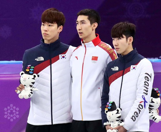 쇼트트랙 남자 500ｍ에서 은메달을 따낸 황대헌(왼쪽), 금메달을 딴 우다징(가운데), 동메달을 딴 임효준이 관중에게 인사를 하고 있다. [오종택 기자]