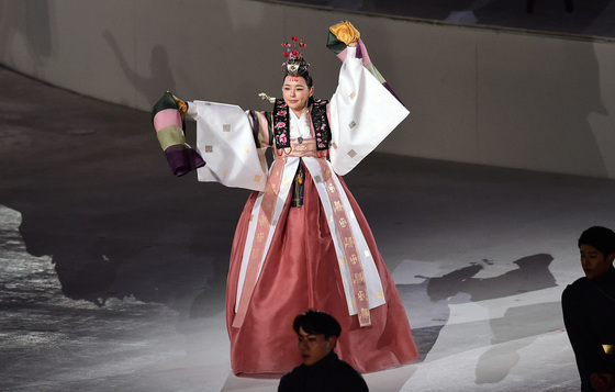 25일 오후 강원도 평창 올림픽 스타디움에서 열린 2018 평창 동계올림픽대회 폐회식에서 배우 이하늬가 무용을 하고 있다.