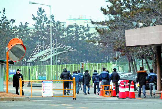 【군산=뉴시스】고석중 기자 = 23일 한국지엠(GM)지부 군산지회 조합원들이 부평 본사에서 열리는 '군산공장 폐쇄 철회 촉구 및 30만 노동자 생존권 인천 결의 대회'에 동참하기 위해 군산공장 동문을 통해 집결하고 있다. 2018.20.23.  k9900@newsis.com