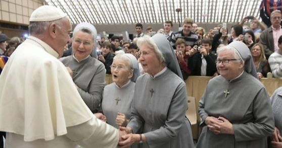 교황청에서 수녀들과 만나고 있는 프란치스코 교황 [사진 연합뉴스]