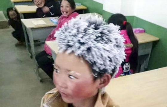 중국에서 극심한 추위 속에서 등교하다가 '눈송이 소년'이 돼버린 한 소년의 사연이 13억 중국인의 마음을 울렸다. 사진은 윈난성 자오퉁시 주안산바오 마을에 사는 8살 소년 왕푸만이 눈으로 뒤덮인 모습. 이 초등학교에서 약 4.5km 떨어진 마을에 사는 그는 매일 1시간 넘게 걸어서 등교한다. [연합뉴스]
