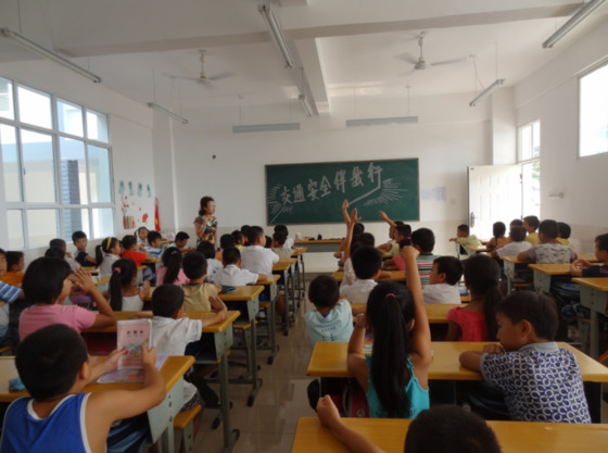 중국의 '눈송이 소년' 왕푸만이 열흘 간 다녔다는 윈난성 자오통시의 신화학교 교실 모습. [사진 바이두 캡처]
