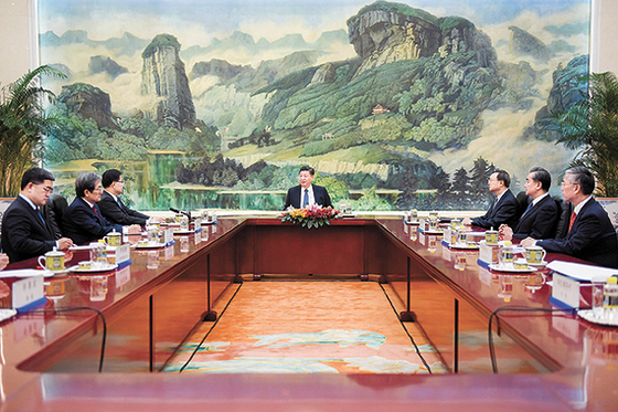 시진핑 국가주석(가운데)과 그보다 하석에 앉은 정의용 국가안보실장(왼쪽 셋째). [로이터=연합뉴스]