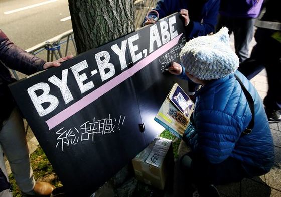12일 일본 도쿄 총리 관저 인근에서 시민들이 아베의 사퇴를 요구하는 시위를 하고 있다. [로이터=연합뉴스]