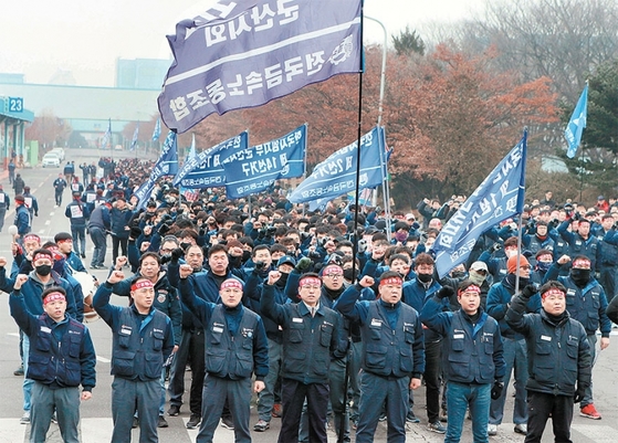 한국GM 노조가 2월 23일 인천 부평공장에서 군산공장 폐쇄 철회를 요구하는 집회를 열고 있다. [사진 연합뉴스]