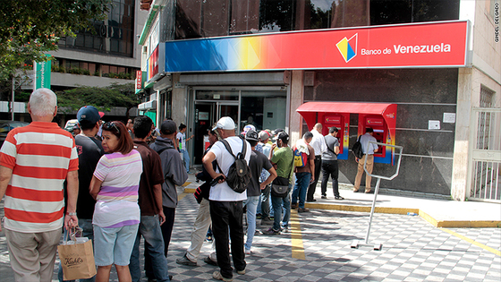 돈을 인출하기 위해 베네수엘라 은행 앞에 줄을 선 사람들. 베네수엘라 경제는 파산 직전에 있다. [CNN 홈페이지]