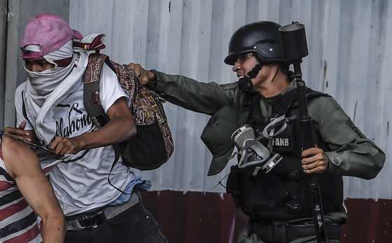 지난해 7월 베네수엘라 카라카스에서 시위대가 정부군에 의해 체포되고 있다. [AFP=연합뉴스]