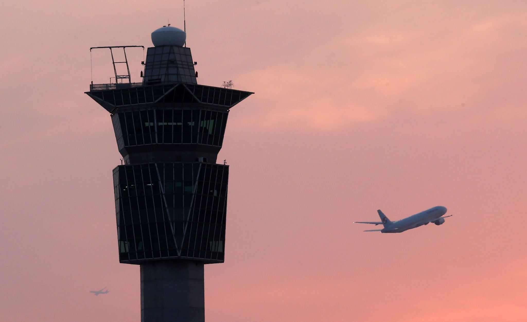 인천공항 관제탑 옆으로 비행기가 이륙하고 있다. [중앙포토]