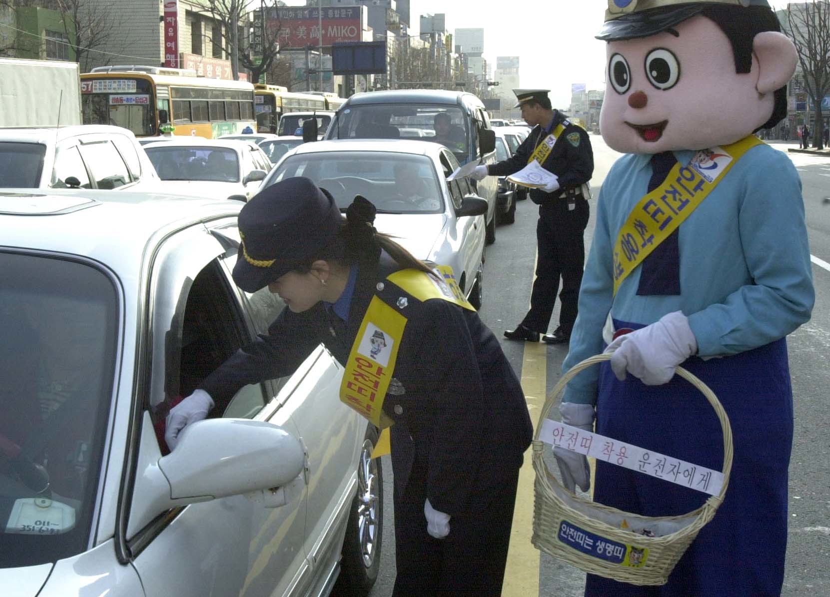안전띠 착용 캠페인 중인 경찰들．김진석 기자