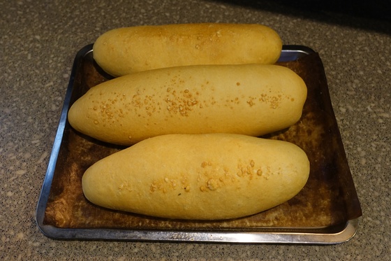 갓 구워져 나온 빵. 식사에 나가는 식전빵은 직접 구워서 쓴다.