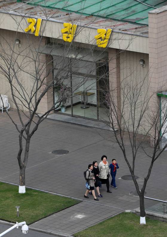 평양 고려호텔 인근 '지짐집' 앞을 걷고 있는 평양 시민들. 평양=사진공동취재단