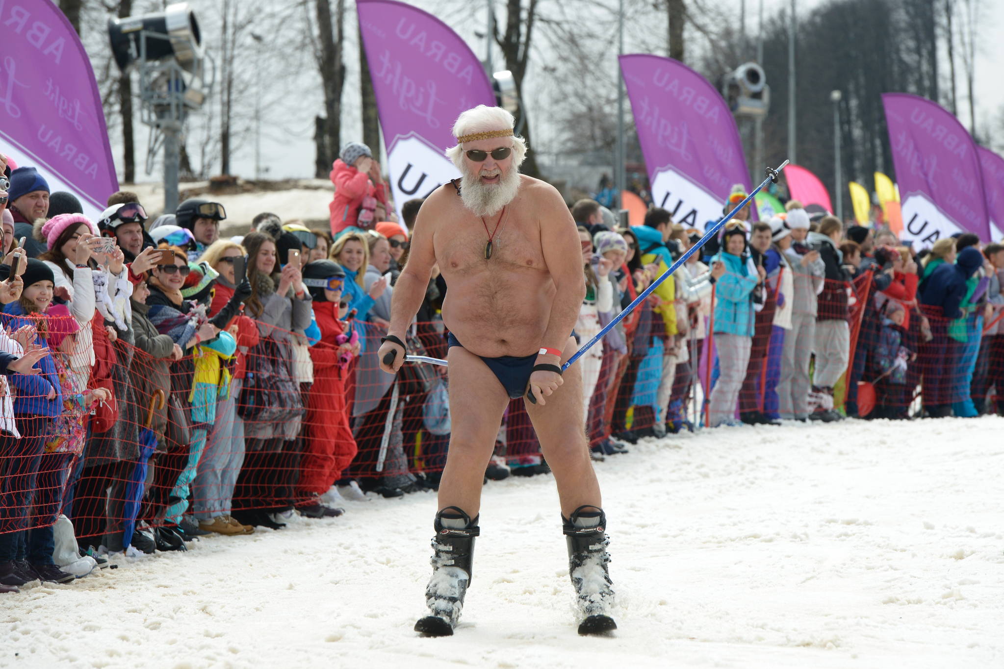  31일 러시아 소치 로사 후토르 스키 리조트에서 열린 부겔우겔 축제에서 수영복을 입은 참가자들이 활강하고 있다. [타스=연합뉴스]