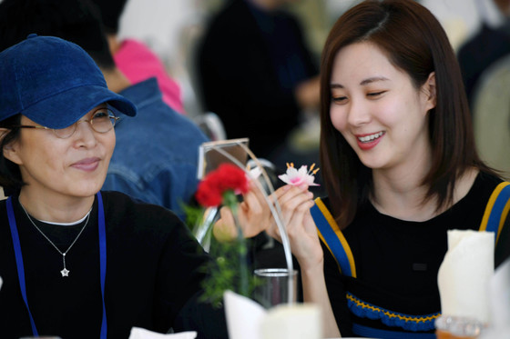 가수 이선희씨와 소녀시대 서현이 평양 옥류관에서 식사를 기다리고 있다. [평양공연 사진공동취재단]