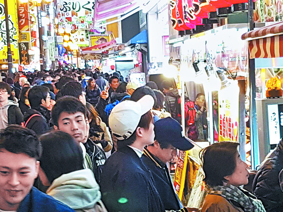 관광객으로 붐비는 일본 오사카의 거리. [사진 차이나랩]