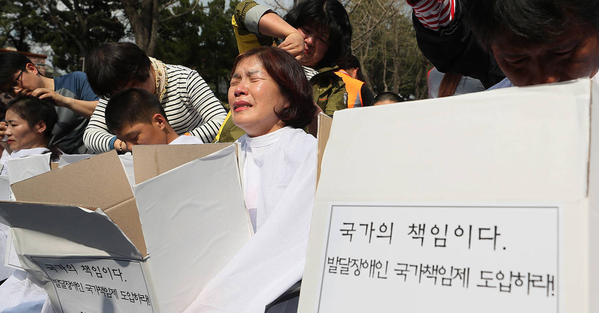 2일 오후 서울 청와대 인근에서 발달장애인 부모들이 발달장애인 국가책임제 도입을 촉구하며 삭발을 하고 있다. [연합뉴스]