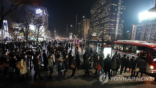 중소 도시를 운행하는 도내 시내버스와 시외버스 등은 인력부족과 인건비 부담으로 7월부터 정상적인 운영이 어려운 상황이다. 이렇게 되면 승객 불편이 상당히 커지게 된다. [연합뉴스]