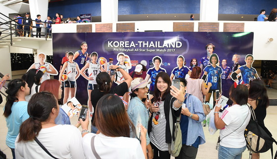 2017 한국-태국 여자배구 올스타전을 보러 온 수많은 태국팬들. [사진 KOVO]