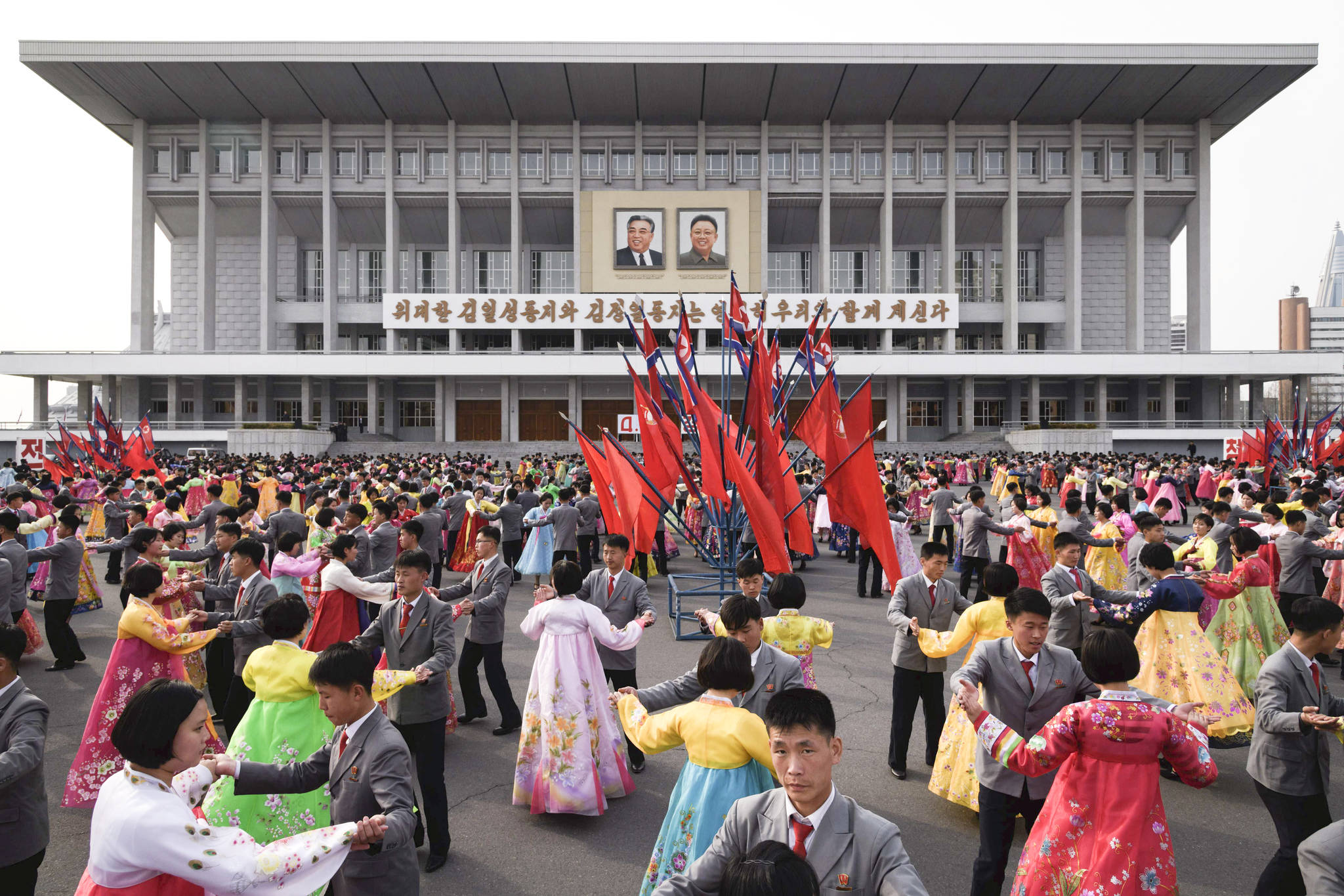 학생들이 9일 평양실내체육관 앞에서 김정일 국방위원장 추대 25주년 경축행사에 참가해 춤을 추고 있다. [AFP=연합뉴스]